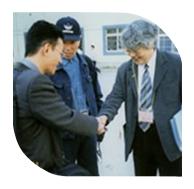 新竹公司總經(jīng)理參加國際竹炭竹醋液學(xué)術(shù)研討會時(shí)和日本竹炭竹醋液協(xié)會理事長、日本京都大學(xué)野村隆哉教授親切交談。